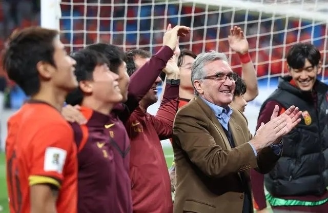 10月15日晚，國足主教練伊萬科維奇（前右）賽后向觀眾致意。新華社記者 胡星宇攝