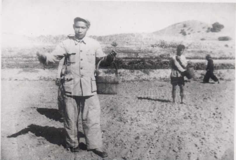 谷文昌（左）在田間與農(nóng)民一起勞動（資料照片）。