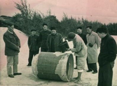 谷文昌（左一）與工程技術(shù)人員解決地下水供給（資料照片）。谷文昌帶領群眾修建了22座水庫和705處永久性水利工程，緩解了東山縣水資源極度缺乏的難題。