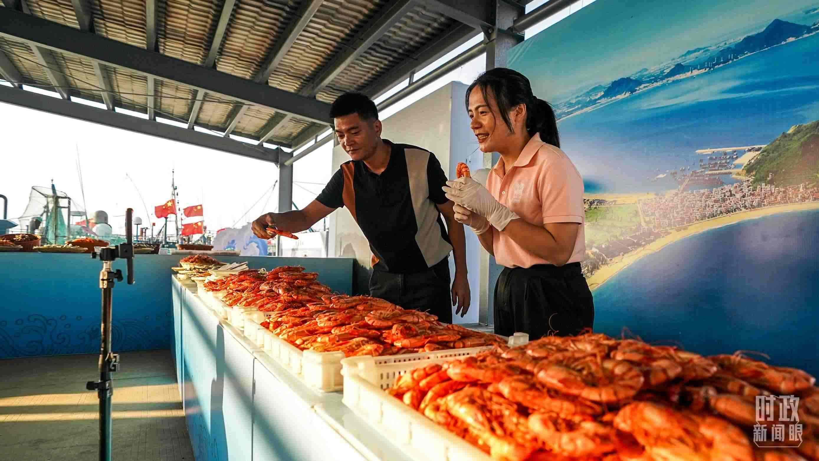 △正在直播賣貨的澳角村村民。（總臺記者李晉拍攝）