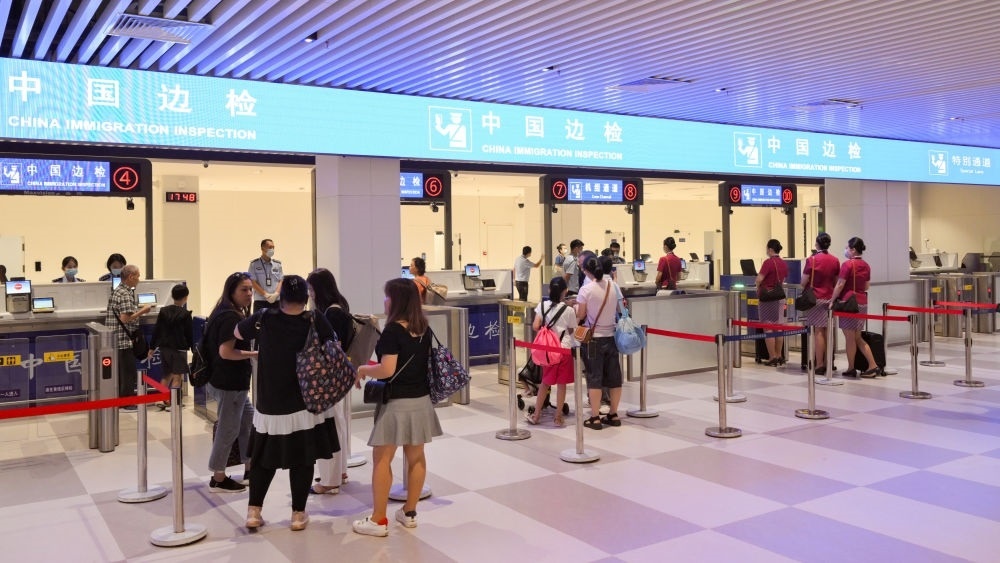 2023年7月26日，旅客在三亞鳳凰國際機(jī)場國際航站樓有序通關(guān)。三亞鳳凰國際機(jī)場國際航站樓改擴(kuò)建項(xiàng)目主體工程已于2023年7月1日完工并投入使用，該項(xiàng)目是海南自貿(mào)港首個(gè)主體工程完工并投入使用的封關(guān)運(yùn)作項(xiàng)目。《海南自由貿(mào)易港建設(shè)總體方案》明確，海南將在2025年前適時(shí)啟動(dòng)全島封關(guān)運(yùn)作。