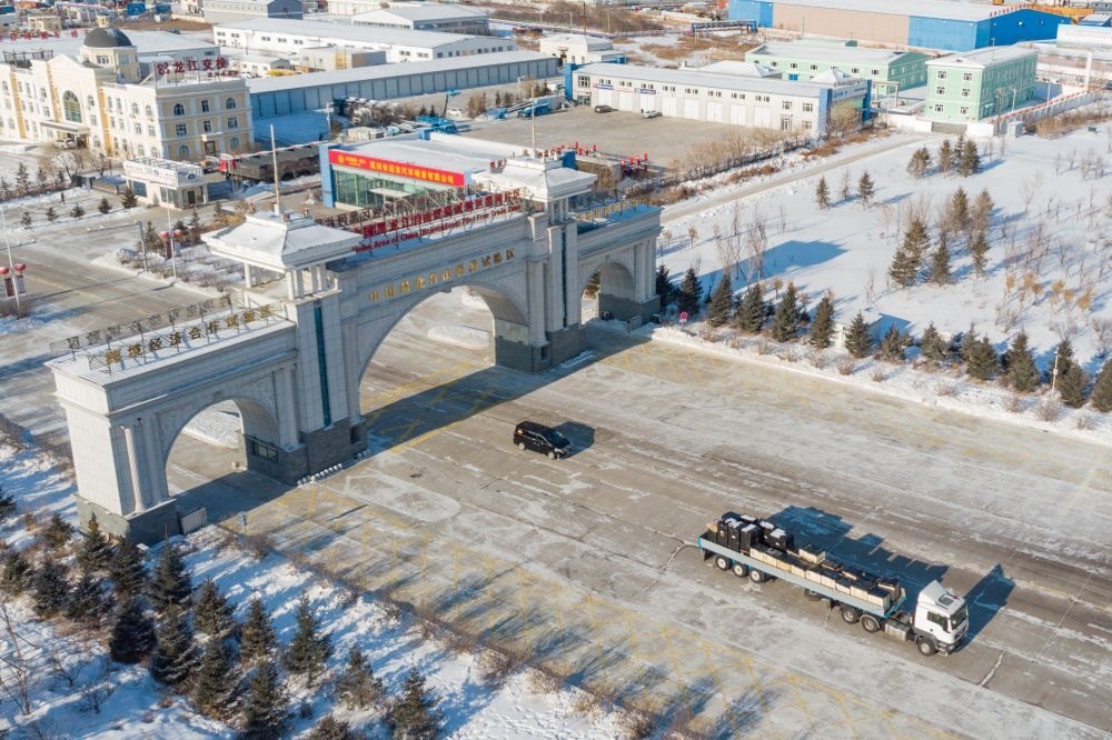 這是中國（黑龍江）自由貿(mào)易試驗(yàn)區(qū)黑河片區(qū)（2024年1月31日攝，無人機(jī)照片）。2023年，該自貿(mào)片區(qū)外貿(mào)進(jìn)出口總值達(dá)244.82億元，實(shí)現(xiàn)增幅56.9%，引進(jìn)外資企業(yè)16家，直接利用外資127.3萬美元，同比增長27.3%。