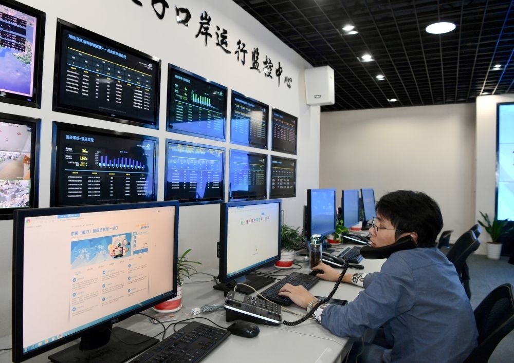 在中國（福建）自由貿(mào)易試驗(yàn)區(qū)廈門片區(qū)，國際貿(mào)易“單一窗口”工作人員在網(wǎng)上受理業(yè)務(wù)（2018年11月15日攝）。“單一窗口”是關(guān)檢等口岸部門、地方政府相關(guān)部門、金融機(jī)構(gòu)等共同參與的口岸管理共享平臺。貿(mào)易商能夠通過一個(gè)入口提交貨物進(jìn)出口或轉(zhuǎn)運(yùn)所需要的單證或電子數(shù)據(jù)，實(shí)現(xiàn)“一個(gè)平臺、一點(diǎn)接入、一次申報(bào)、一次辦結(jié)”。