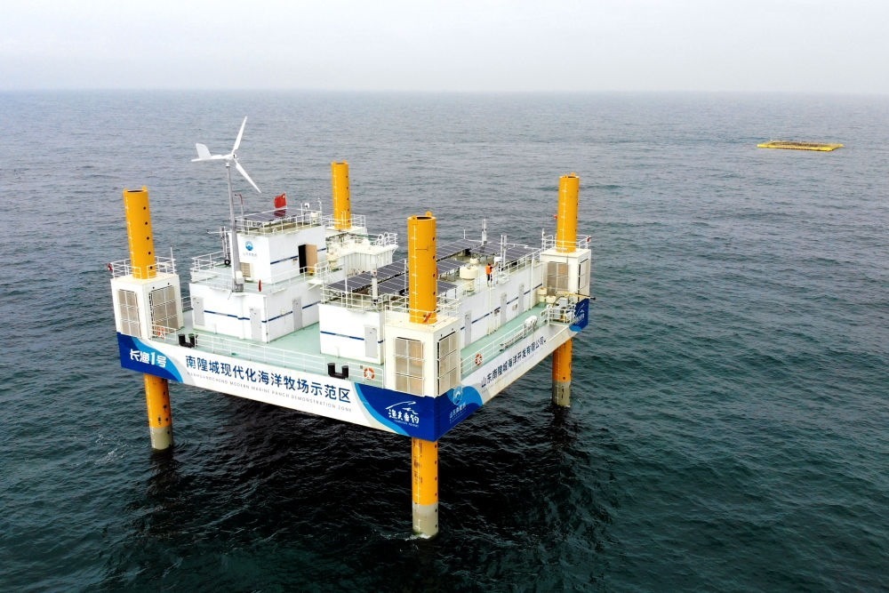 這是應(yīng)用5G技術(shù)的山東長島綜合試驗(yàn)區(qū)南隍城國家級海洋牧場示范區(qū)海上平臺（2020年8月8日攝，無人機(jī)照片）。中國（山東）自由貿(mào)易試驗(yàn)區(qū)設(shè)立以來，一系列大膽試、大膽闖、自主改的政策逐步落實(shí)，制度創(chuàng)新打通堵點(diǎn)、釋放活力，成為深化對外開放、發(fā)展海洋經(jīng)濟(jì)的重要抓手。