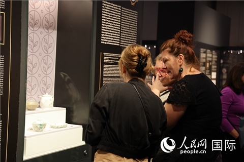 嘉賓參觀展覽。人民網(wǎng)記者 禹麗敏攝