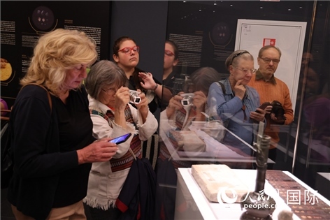 嘉賓參觀展覽。人民網(wǎng)記者禹麗敏 攝。