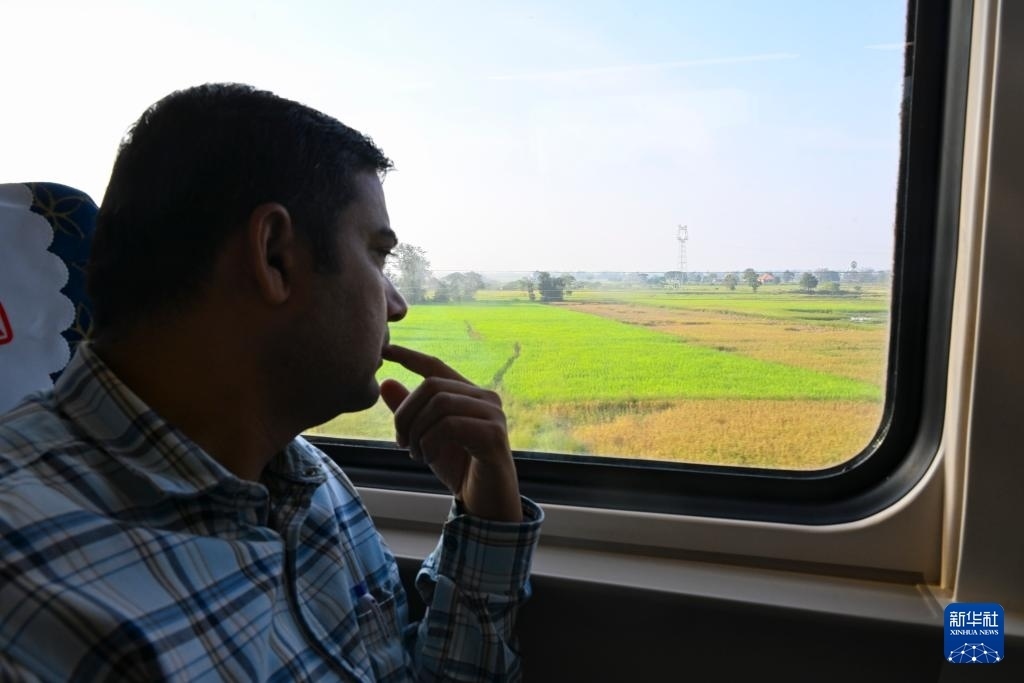 這是10月12日在老撾拍攝的中老鐵路C98列車(chē)上的一名乘客。新華社記者 程一恒 攝
