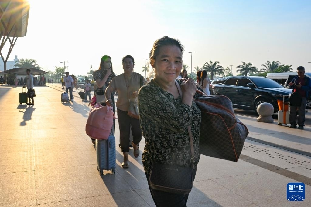 這是10月12日在老撾萬(wàn)象中老鐵路萬(wàn)象站拍攝的一名女子。新華社記者 程一恒 攝