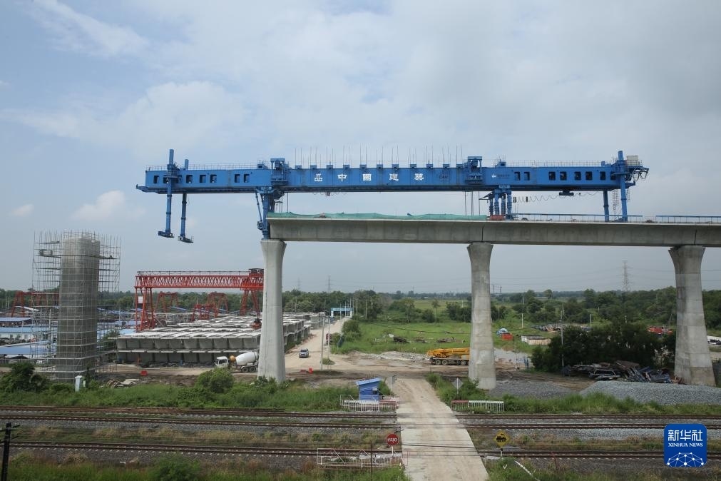 這是10月11日拍攝的位于泰國(guó)大城府的中泰高鐵項(xiàng)目4-3標(biāo)段施工現(xiàn)場(chǎng)。新華社記者 孫瑋彤 攝