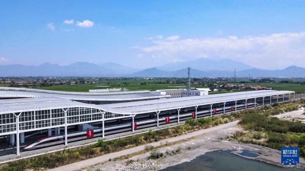 9月13日，在印度尼西亞萬(wàn)隆德卡魯爾站，雅萬(wàn)高鐵高速動(dòng)車(chē)組列車(chē)?？吭谡九_(tái)上（無(wú)人機(jī)照片）。新華社記者 徐欽 攝