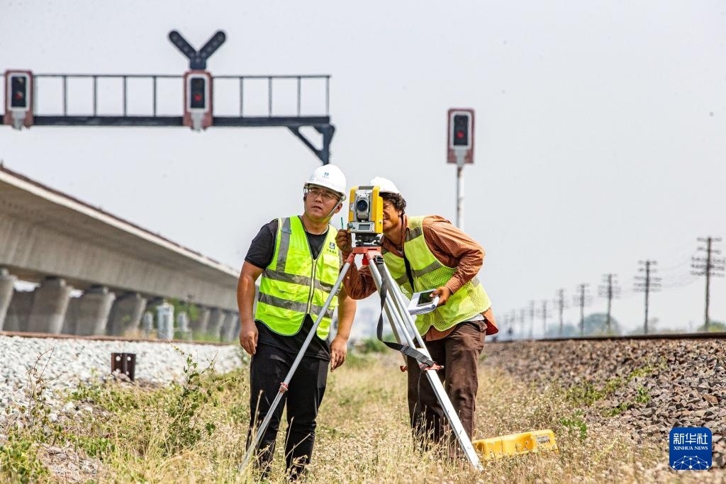 5月1日，在泰國(guó)大城府，中泰高鐵項(xiàng)目工作人員在施工現(xiàn)場(chǎng)勘查。新華社記者 王騰 攝