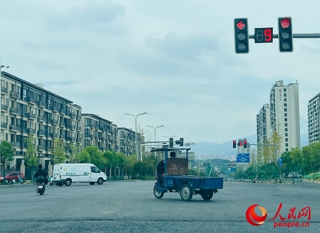 長富大道與文化中心東路三岔路口車輛混行（9月19日拍攝）。人民網(wǎng)記者 帥筠攝