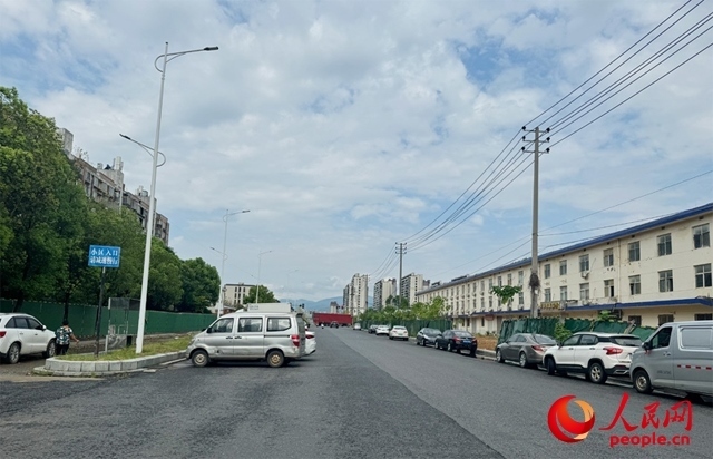 麗水佳園小區(qū)入口外及長富大道上停滿了車輛。人民網(wǎng)記者 邱燁攝