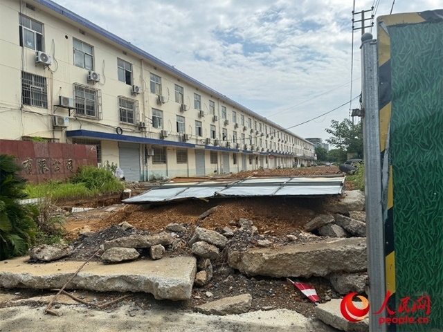 長富大道北側(cè)輔路在進行強電遷改項目。人民網(wǎng)記者 邱燁攝