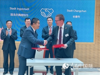 （10月16日，第十屆巴伐利亞中國日在慕尼黑舉行。圖為簽約儀式現(xiàn)場。人民網(wǎng)記者劉赫攝）