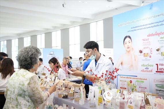 活動(dòng)現(xiàn)場(chǎng)，泰國(guó)華僑中醫(yī)院工作人員向來(lái)訪者介紹養(yǎng)生產(chǎn)品。人民網(wǎng)記者楊一攝