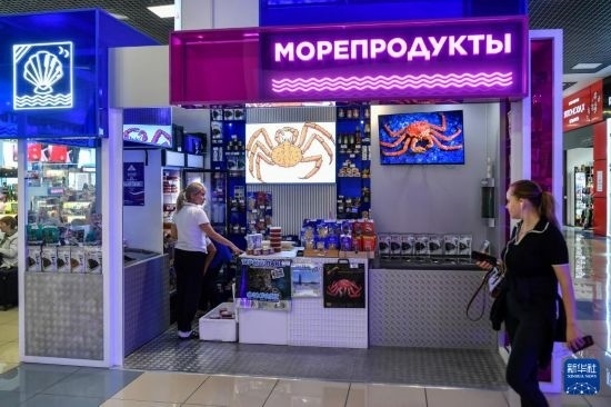 這是9月6日在俄羅斯符拉迪沃斯托克機(jī)場拍攝的海鮮商店。新華社記者 曹陽 攝