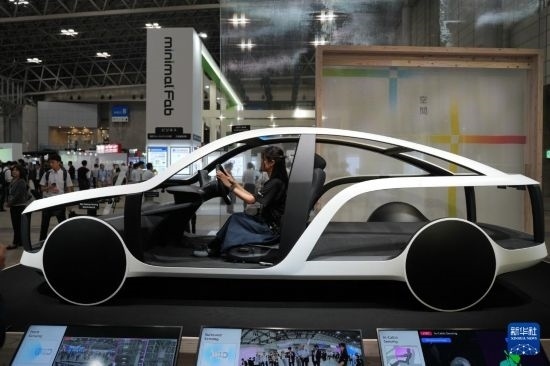 這是10月17日在日本千葉縣舉行的日本高新技術(shù)博覽會上拍攝的，索尼公司展示的概念車模型。新華社記者 錢錚 攝