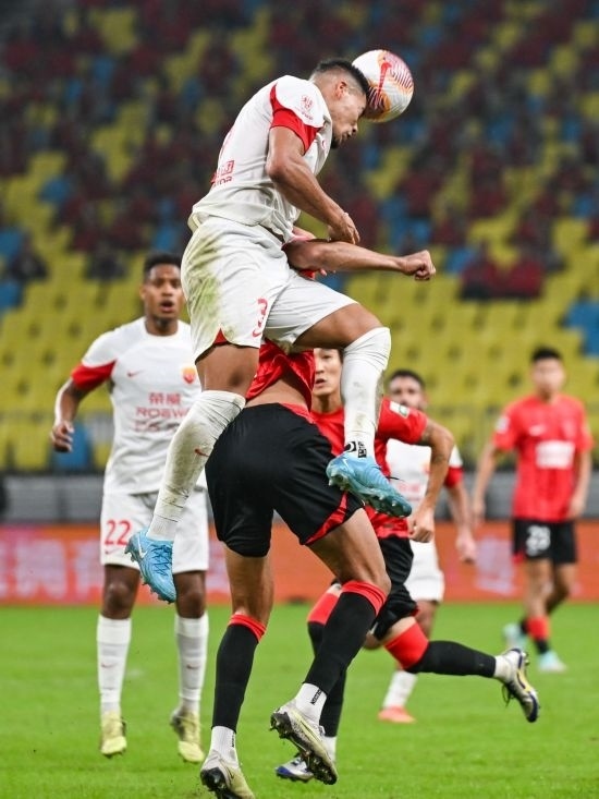10月18日，上海海港隊(duì)球員蔣光太（上）在比賽中和成都蓉城隊(duì)球員費(fèi)利佩（下）爭(zhēng)頂。新華社記者 王曦 攝