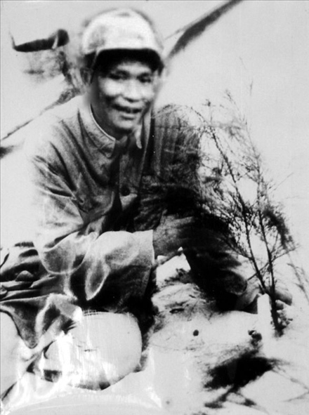 谷文昌與試種成活的木麻黃（資料照片）。