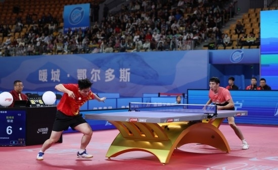 10月18日，上海隊選手樊振東（左）在單打比賽中發(fā)球。他3:2戰(zhàn)勝福建隊選手程靖淇。新華社記者 王楷焱 攝