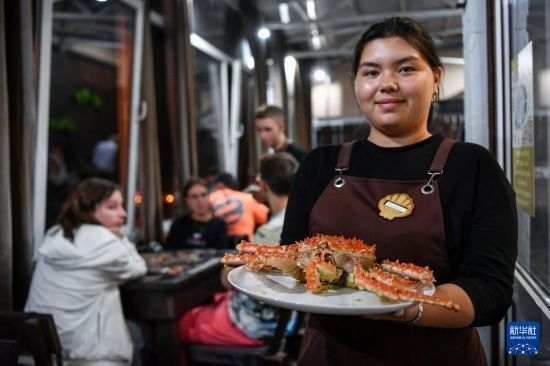 9月2日，俄羅斯符拉迪沃斯托克一家餐館的服務(wù)員在展示帝王蟹。新華社記者 曹陽 攝