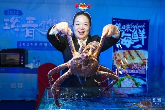 9月19日，在吉林省琿春市，商家在展示售賣的帝王蟹。新華社記者 許暢 攝