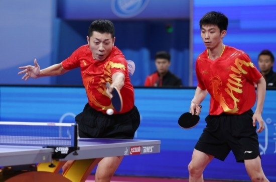 10月18日，上海隊組合許昕（左）/周愷在雙打比賽中。他們3:0戰(zhàn)勝福建隊組合曾蓓勛/陳俊菘。新華社記者 王楷焱 攝