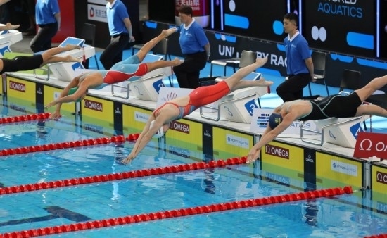 10月18日，中國選手張雨霏（右二）在女子50米自由泳預(yù)賽中出發(fā)。新華社記者 方喆 攝