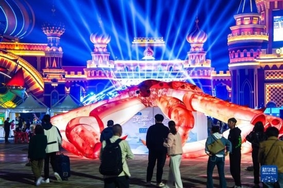 9月19日，游客在吉林省琿春市的2024琿春帝王蟹美食嘉年華現(xiàn)場游玩。新華社記者 許暢 攝