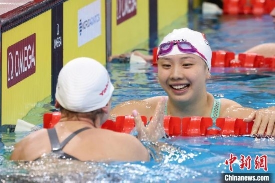 10月19日晚，2024年世界泳聯(lián)游泳世界杯上海站結(jié)束第二個(gè)比賽日的爭奪。圖為中國選手唐錢婷在女子100米蛙泳決賽中。 中新社記者 湯彥俊 攝