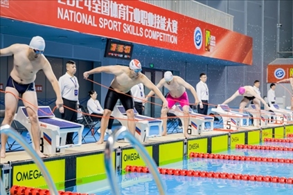 參賽選手在游泳救生項(xiàng)目比賽中。賽事主辦方供圖
