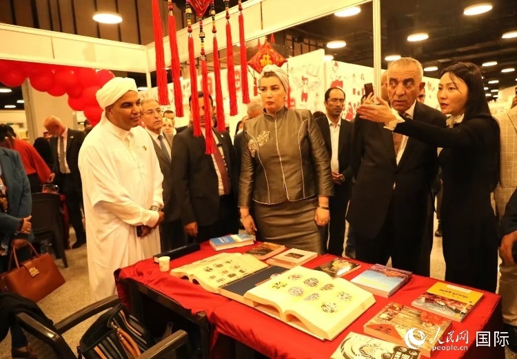 第二十三屆約旦安曼國際書展于10月10日至19日在約旦展覽中心舉行，約旦政府和民間各界人士在中國展臺翻閱圖書，熱烈交流互動，感受中華文化之美。人民網(wǎng)記者 李瀟攝