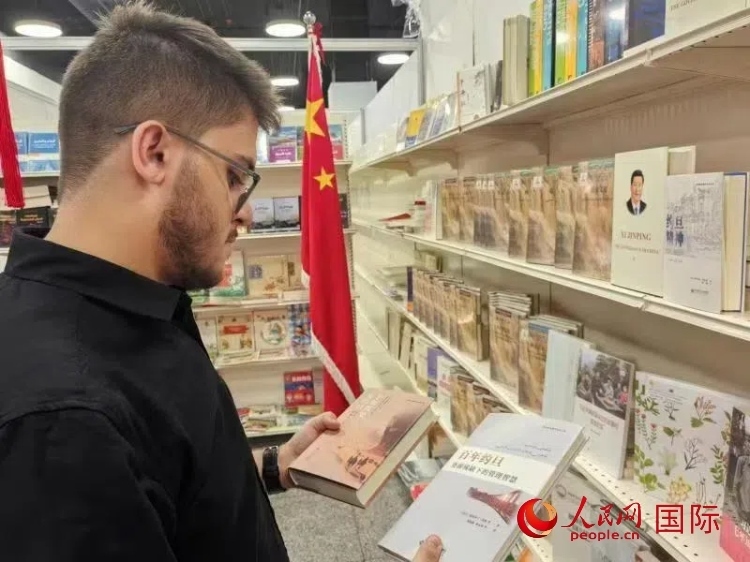 第二十三屆約旦安曼國際書展于10月10日至19日在約旦展覽中心舉行，約旦政府和民間各界人士在中國展臺翻閱圖書，熱烈交流互動，感受中華文化之美。人民網(wǎng)記者 李瀟攝
