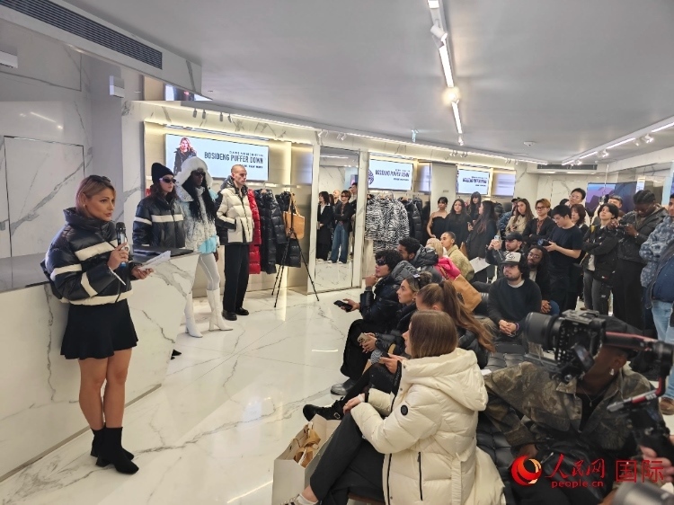 英國(guó)時(shí)尚博主分享自己的穿搭心得。人民網(wǎng)記者 邢雪攝