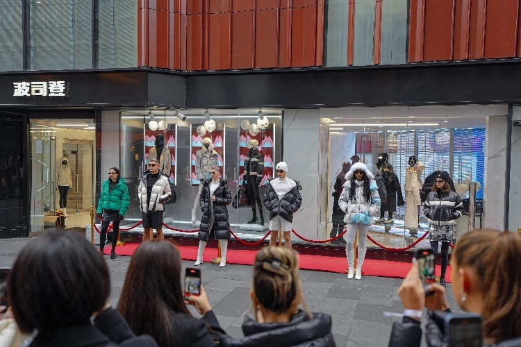 模特在波司登倫敦旗艦店門前展示新款羽絨服。主辦方供圖