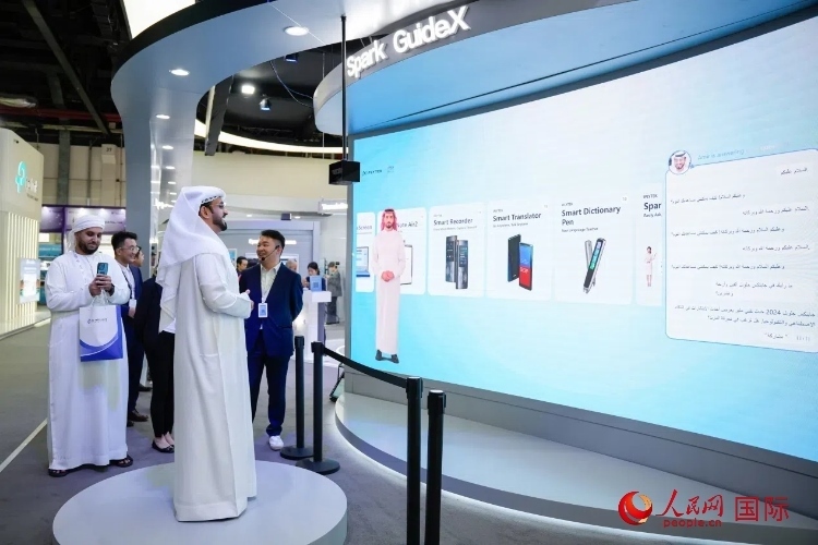 觀眾在科大訊飛展臺與虛擬人對話。人民網 塔里克·易卜拉欣攝