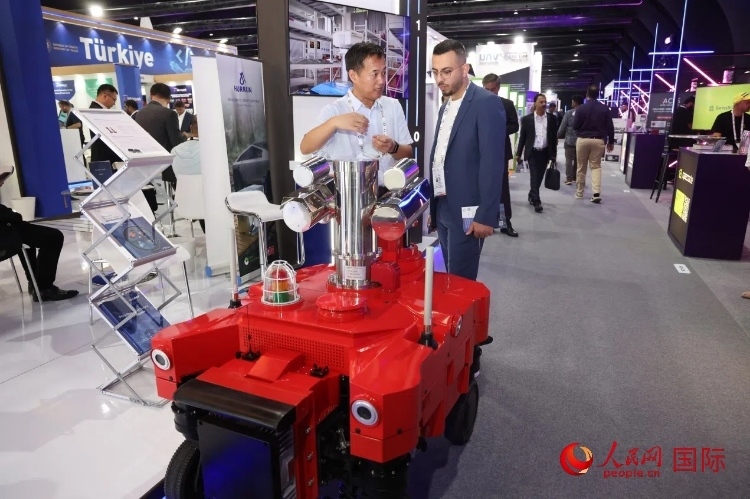 觀眾了解北京眸視科技有限公司研發(fā)的巡檢機器人。人民網記者 任皓宇攝