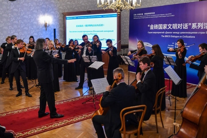 2024年9月24日，在俄羅斯喀山，俄羅斯喀山室內(nèi)樂團演奏傳統(tǒng)曲目。“金磚國家文明對話”系列活動24日在俄羅斯喀山舉行，來自中國、俄羅斯、巴西、印度、南非、伊朗等金磚國家的相關(guān)機構(gòu)、各領(lǐng)域?qū)＜覍W(xué)者及青年代表等300多人參加。新華社記者 曹陽 攝