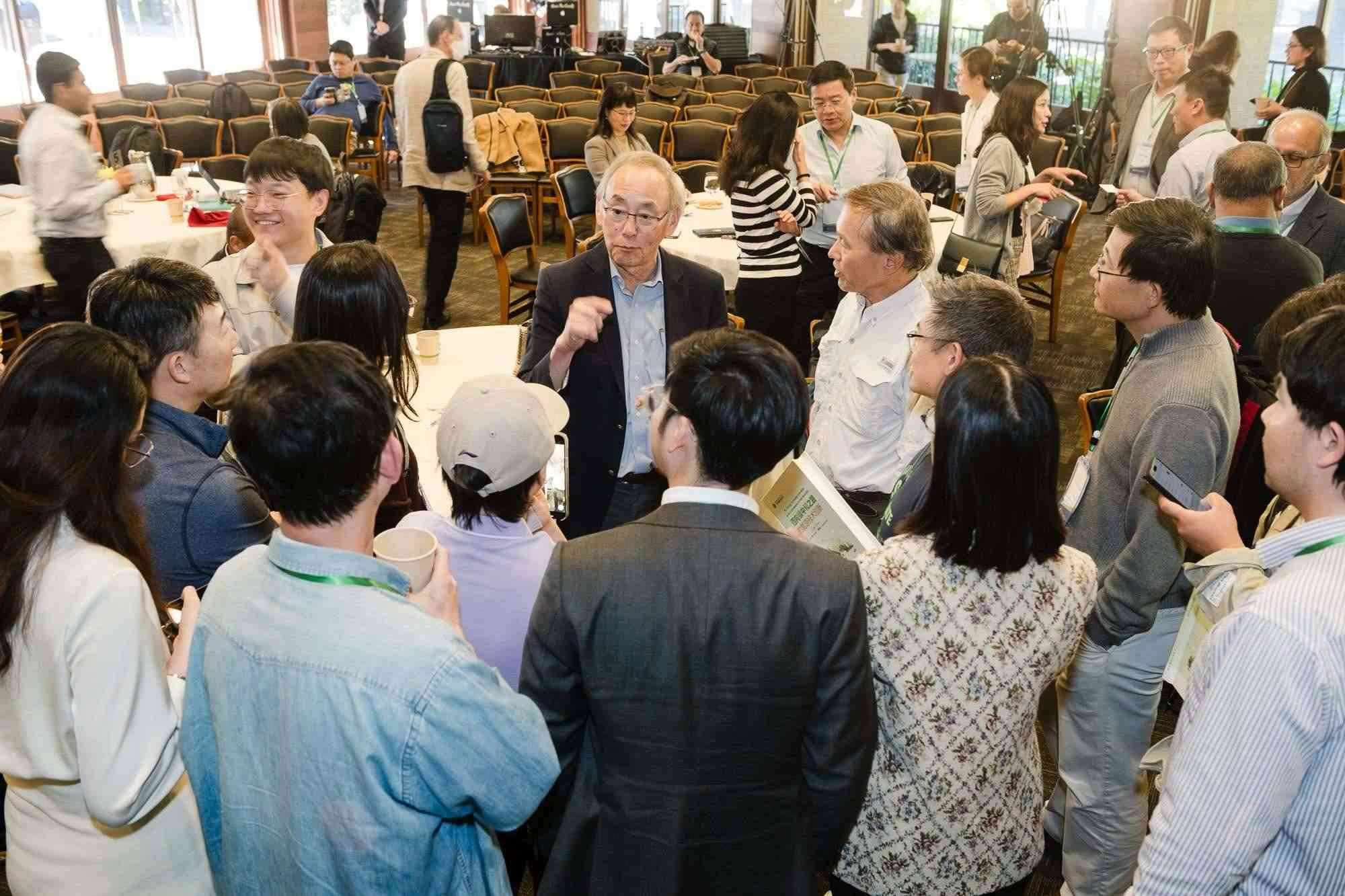 美國(guó)前能源部長(zhǎng)、諾獎(jiǎng)得主朱棣文教授在會(huì)場(chǎng)與參會(huì)者交流。馮超攝
