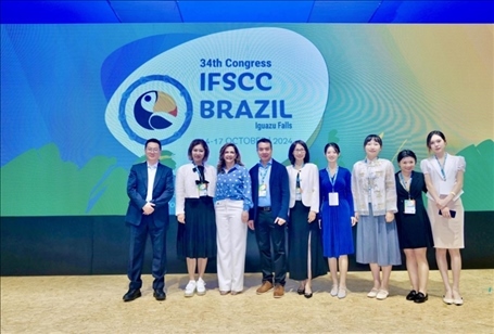 百雀羚集團高層與研發(fā)團隊。受訪方供圖