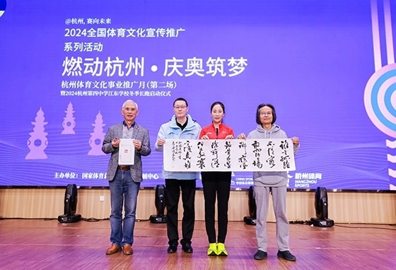 王麗萍與藝術(shù)家們共同創(chuàng)作主題作品。主辦方供圖