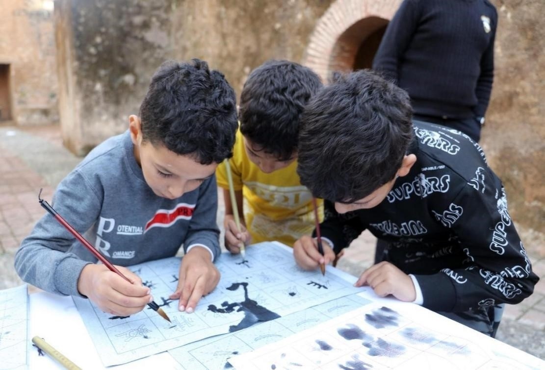 一起學書法。拉巴特中國文化中心供圖