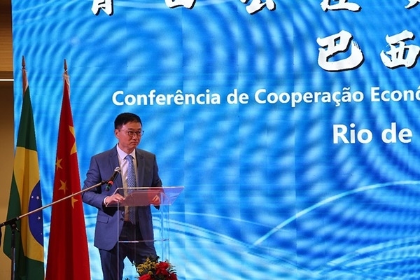 浙江省僑聯(lián)副主席兼巴西華人文化交流協(xié)會(huì)榮譽(yù)主席尹霄敏在活動(dòng)現(xiàn)場(chǎng)致辭。人民網(wǎng)記者 陳海琪攝