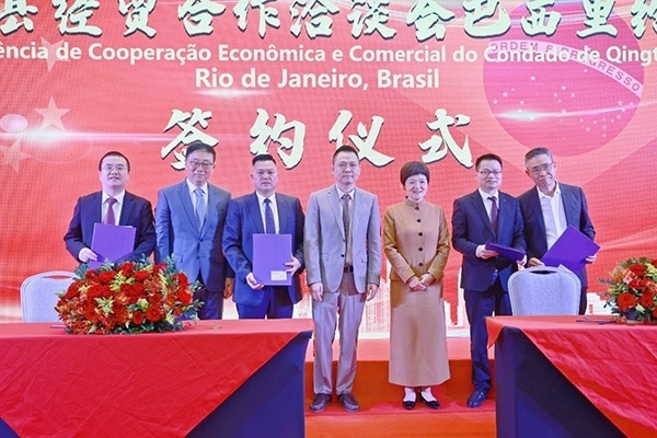 企業(yè)家在活動(dòng)現(xiàn)場(chǎng)參與項(xiàng)目簽約儀式。人民網(wǎng)記者 陳海琪攝