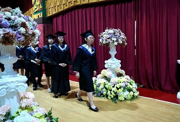 菲律賓岐黃中醫(yī)學院首屆12名畢業(yè)生順利獲得中醫(yī)相關(guān)執(zhí)業(yè)資格。人民網(wǎng)記者 樊帆攝