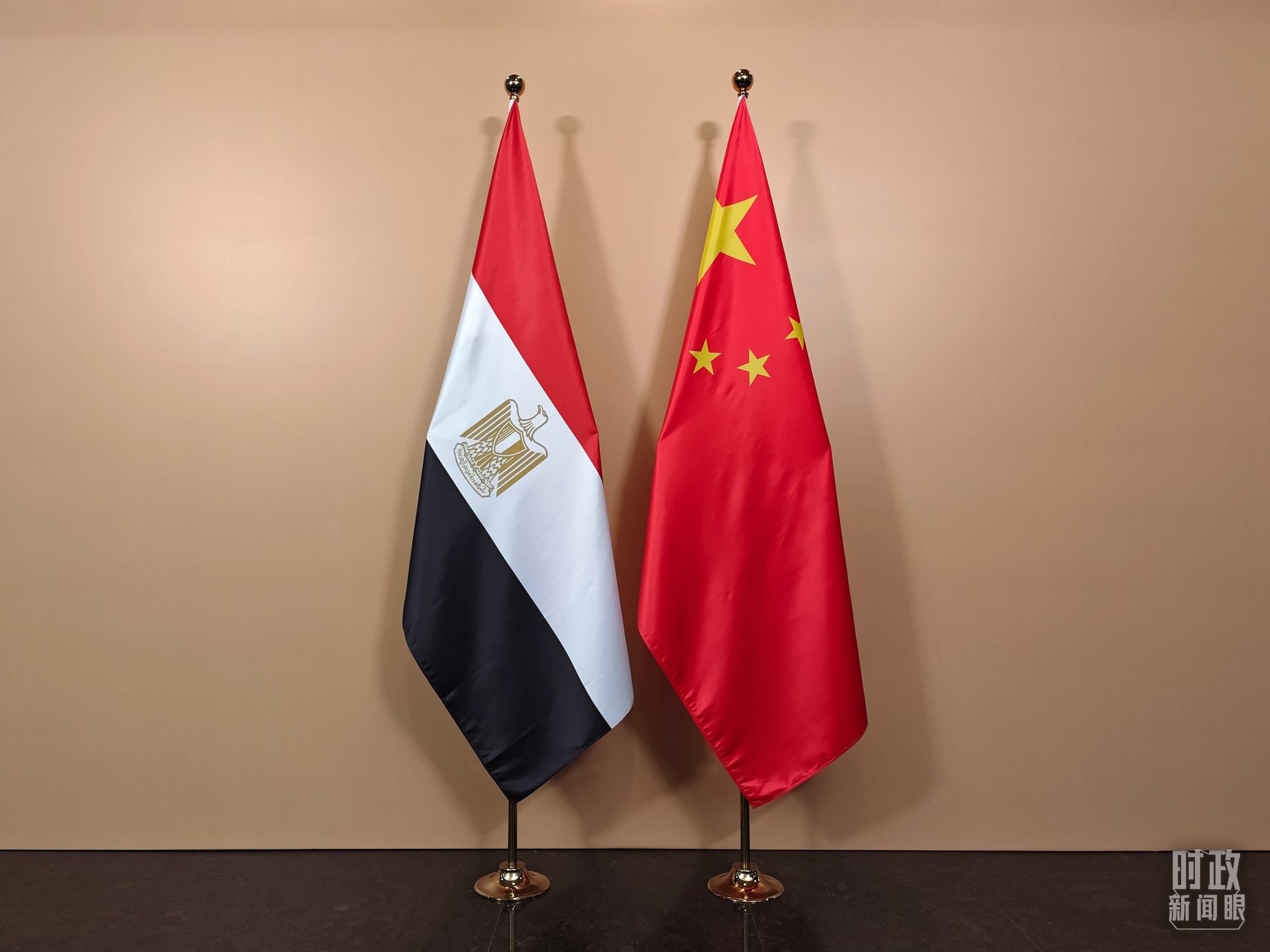 △ 會(huì)見(jiàn)廳外的中國(guó)埃及兩國(guó)國(guó)旗。（總臺(tái)央視記者彭漢明拍攝）