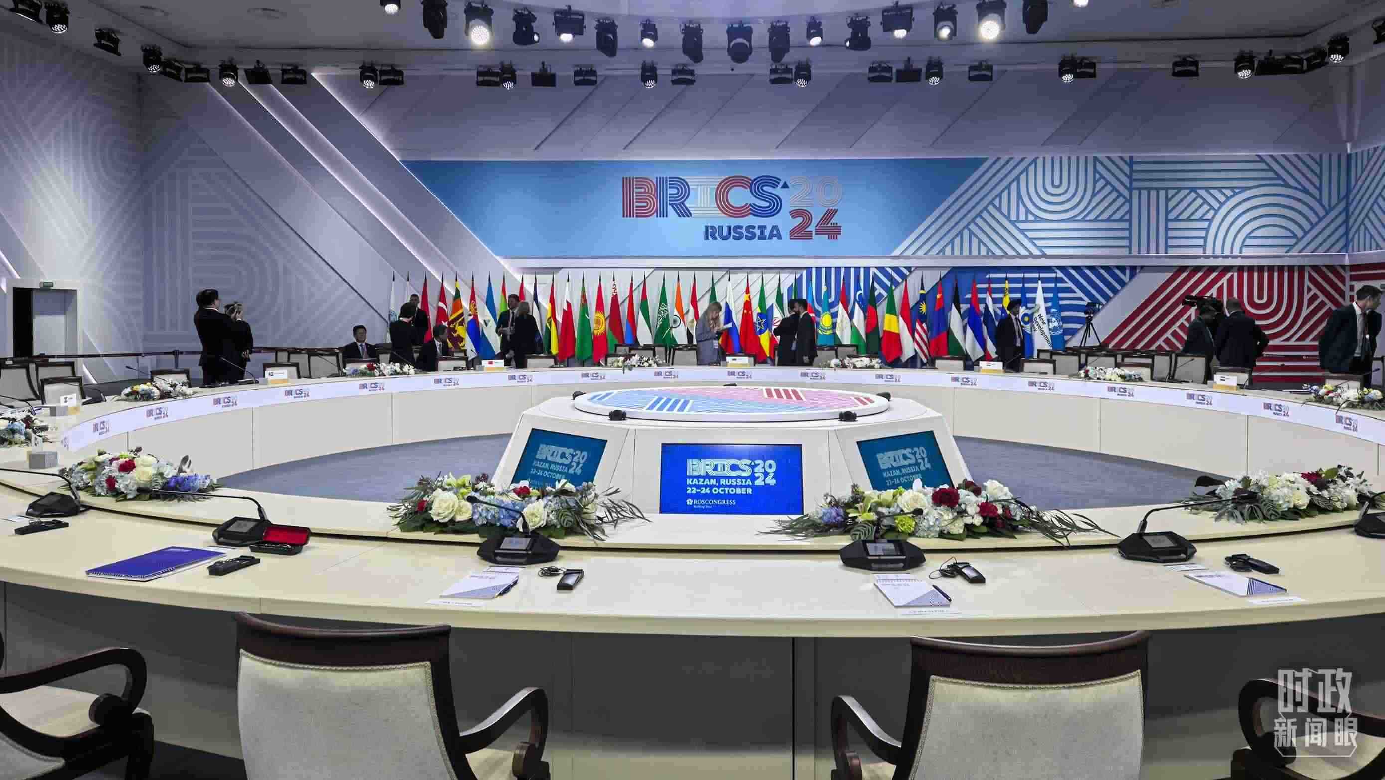 △ 金磚國(guó)家領(lǐng)導(dǎo)人大范圍會(huì)議開(kāi)始前。（總臺(tái)央視記者程鋮拍攝）