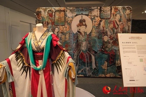 壁畫服飾的實(shí)物復(fù)刻展示。人民網(wǎng)記者 尚凱元攝