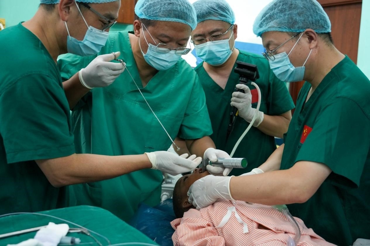 引起患兒窒息的異物被成功取出。中國援桑醫(yī)療隊供圖